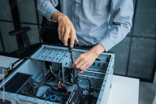 Fotografía Asian IT engineer using screwdriver fix pc case
