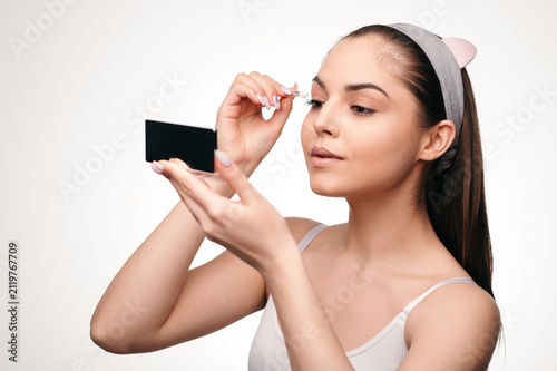 Canvastavla Brunette Woman Applying Eyelash Extensions