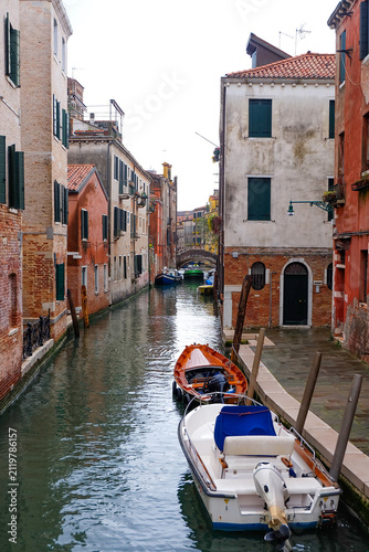 Cuadro en lienzo City of Venice, canal, bridge, gondola boats, alley and colorful local buildings