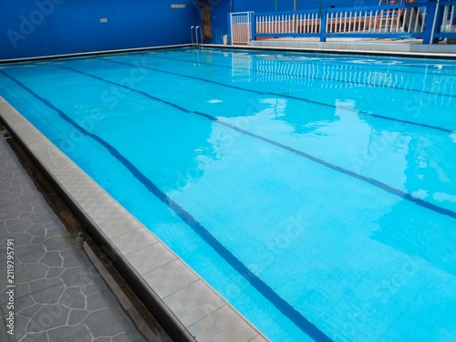 Canvastavla Clean outdoor lap swimming pool with bright blue water and lane lines