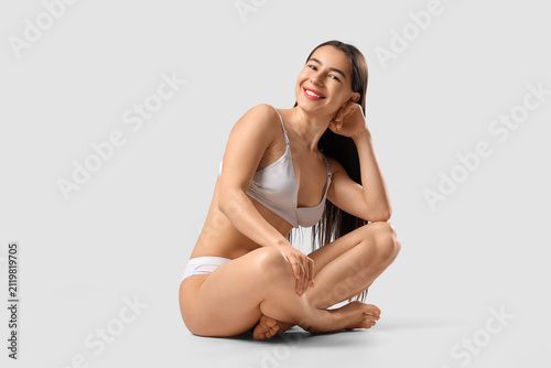 Happy young woman in stylis...