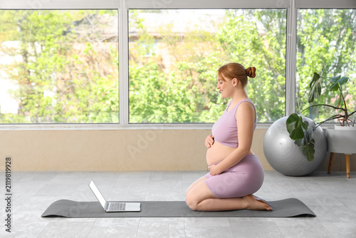 Sporty pregnant woman with ...