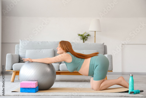Sporty pregnant woman train...