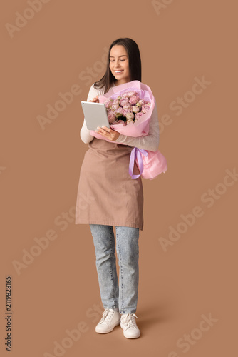 Young delivery woman with b...