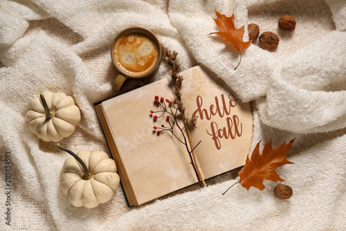 Cozy autumn flat lay with c...