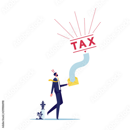 Foto Businessman holding an envelope with letter with the form of payment of taxes