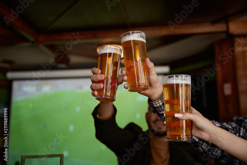 Obraz na płótnie Friends toast as game plays