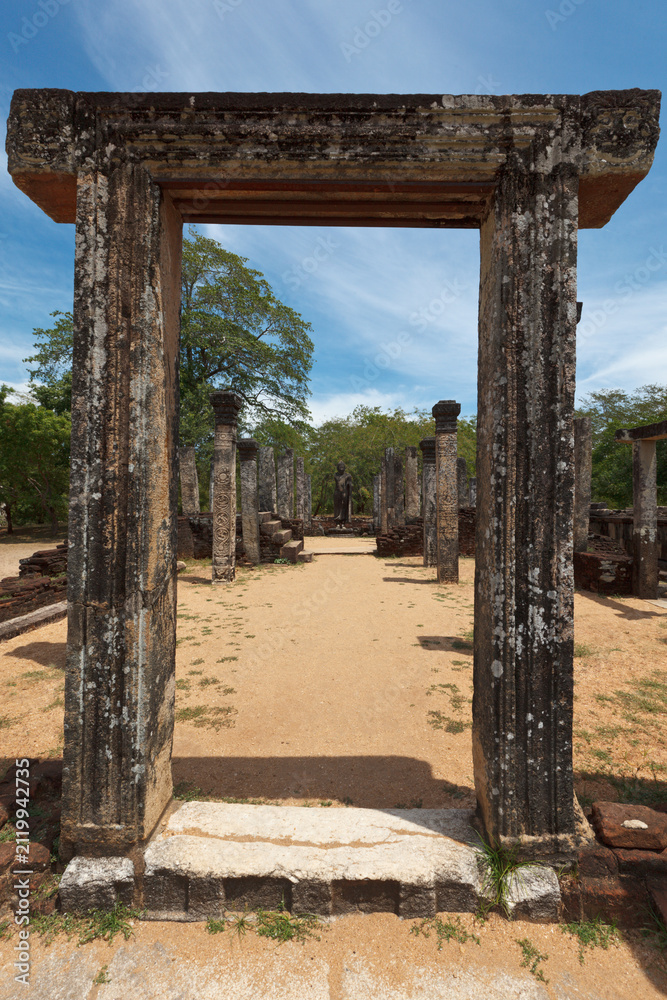 Obraz premium Scene featuring passage in ancient ruins. Polonnaruwa, Sri Lanka