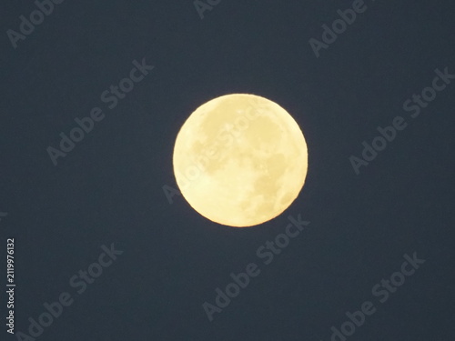 Fotografía luna llena que va cambiando de tonalidades a medida que el sol avanza, Golmés, L
