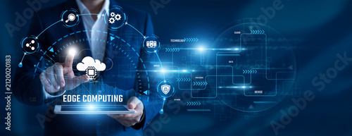 Edge Computing Engineer using tablet analysing Edge Computing data. Real-time processing, low latency, connected devices, distributed infrastructure, intelligent networks, digital innovation.