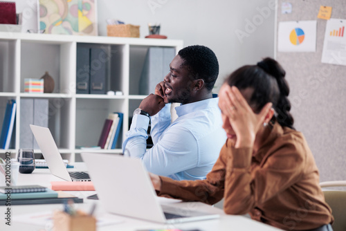 Canvastavla Annoying colleague talking loudly distracting frustrated woman at work