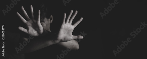 Cuadro en lienzo Woman holding up her palm as a symbol of resistance and protection