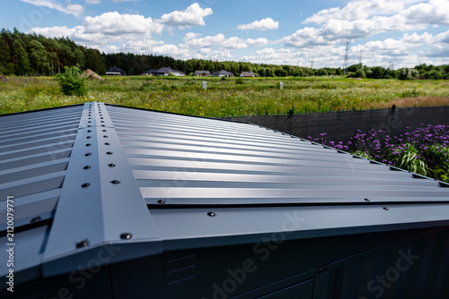 Foto Corrugated metal roof on a modern storage shed