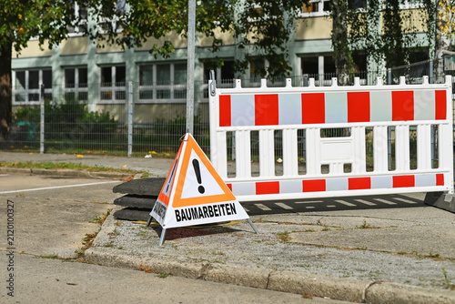 Aufsteller mit der Aufschrift Baumarbeiten