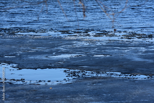 Foto Ice hummocks on the river in winter, closeup of photo