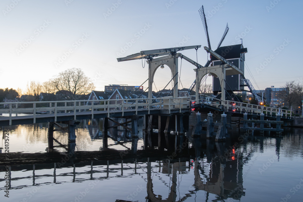 Fototapeta premium Pont Rembrandt, Leyde, Pays Bas dans le matin