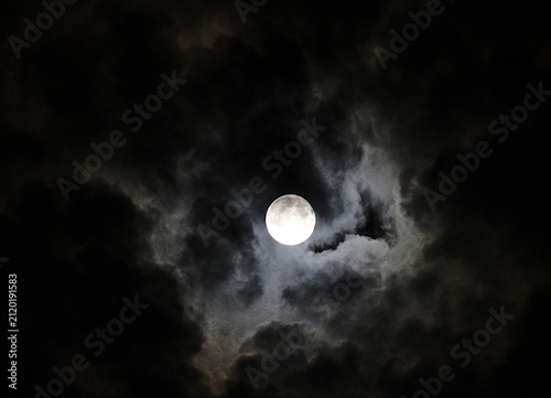 Cuadro en lienzo Luna llena blanca de noche con nubes y oscuridad plenilunio blanco y negro moonl