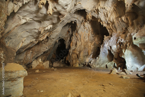 Foto Wide interior landscape of an underground cave system with natural stone arches