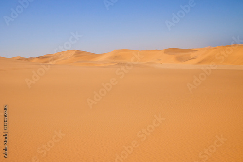 Eine weite Dünenlandschaft mit feinem Sand liegt in der Wüste bei Swakopmund in der Region Erongo, Namibia.