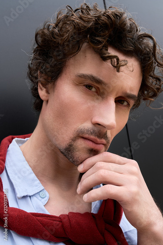Canvastavla Handsome man in elegant attire poses confidently on the bustling city street