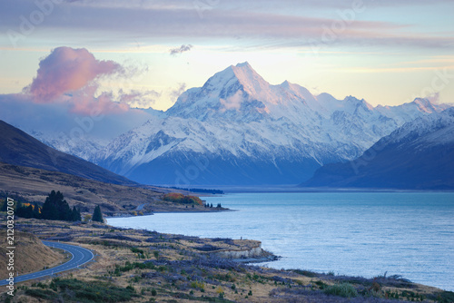 Fotografie Snow Covered Aoraki Mount Cook at Sunrise Over Lake Pukaki, New Zealand
