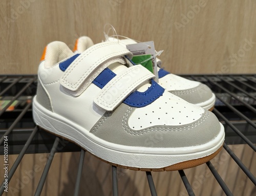 фотографія Vista de cerca de un par de zapatillas deportivas infantiles con tiras de velcro
