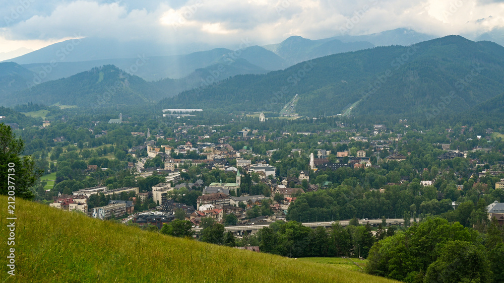 Obraz premium Blick vom Gubalowka auf Zakopane und Bergwelt Hohe Tatra, Berge im Hintergrund -Nosal, Giewont, Kasprowy, Sinica