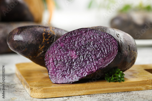 Foto Qinghai Purple Potatoes Sliced Fresh on Cutting Board - Selenium Enriched Anthoc
