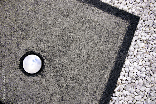 Foto Modern outdoor flooring with white decorative pebbles and recessed light