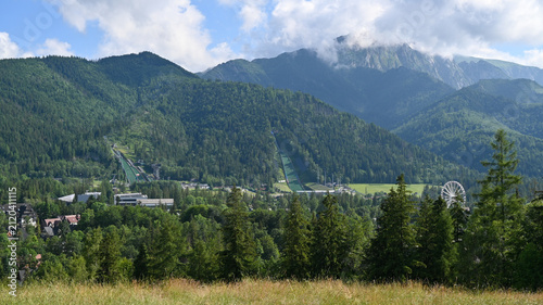 Cuadro en lienzo Blick vom Aufstieg zum Nosal auf Zakopane mit den Sprungschanzen