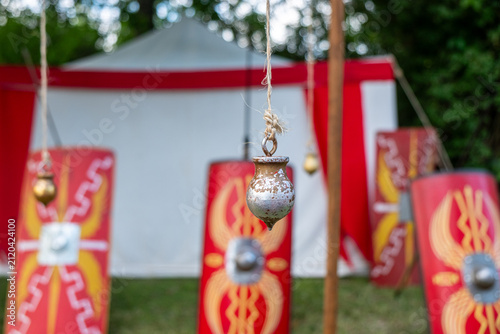 Foto Ancient roman plumb bob hanging from a string The Concept of historical engineer