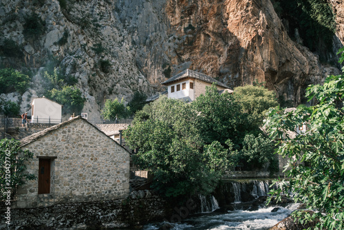 Fotografía Ottoman-style Blagaj Tekija Sufi lodge reflecting in the tranquil turquoise waters of the karst spring in Bosnia