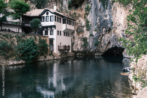 Fotografía Scenic view of the historic Blagaj Tekija Sufi monastery nestled against a massi