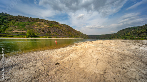 Extremes Niedrigwasser am Rhein im Rheintal mit freigelegtem Flussbett während anhaltender Trockenheit, Juli 2026