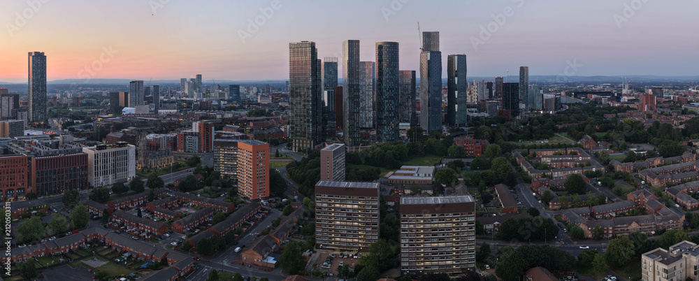 Obraz premium Panoramic Sunset Aerial View Over Hulme to Deansgate Manchester City Skyline