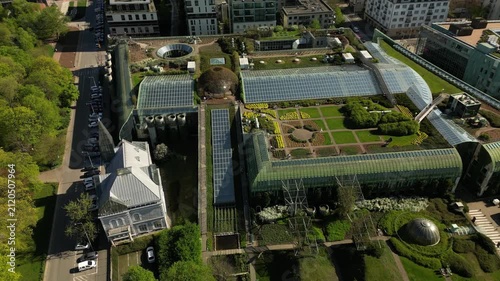 Drone view of the University of Warsaw Library rooftop garden, with glass roofs, green terraces, geometric paths and modern urban nature design.