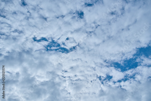 Canvas Print Meteorological sample view of mid-day sky, capturing moisture condensation densi