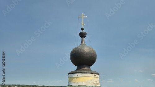 Konstfotografi Historic onion dome crowned with a cross against a dramatic sky