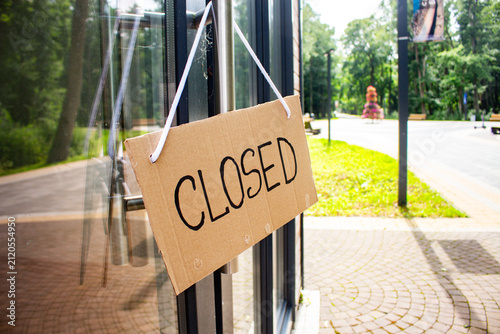 Fotografie CLOSED sign on entrance door
