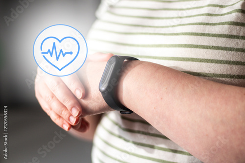 Cuadro en lienzo Person glancing at smartwatch briefly then returning to everyday routine