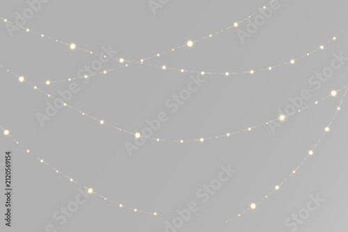 Foto Wedding fairy light garland with delicate glowing bulbs hanging in soft waves fo