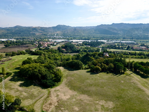 Foto Aerial view of green fields and rolling hills in Italy for country tourism backg
