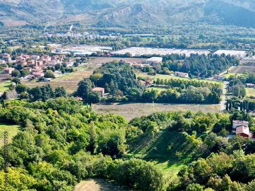 Fotografía Aerial photo of dense green forest and village in Italy for environmental backgr