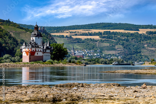 Extremes Niedrigwasser am Rhein bei Kaub mit freigelegtem Flussbett, Oberes Mittelrheintal