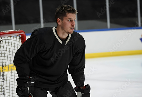 Male ice hockey player in b...