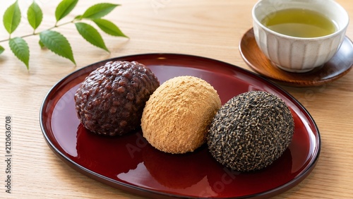 おはぎ三種と緑茶 お彼岸の和菓子