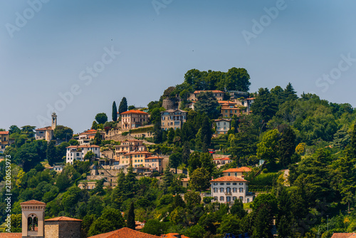 Konstfotografi Aerial view of Bergamo showcasing hillside villas, lush greenery, and historical