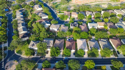 Foto West Military Drive frames dense residential rooftops displaying prominent solar arrays within Magnolia Heights