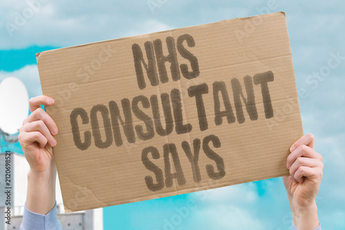 Bild auf Leinwand "NHS Consultant Says" A public doctor gives their professional opinion