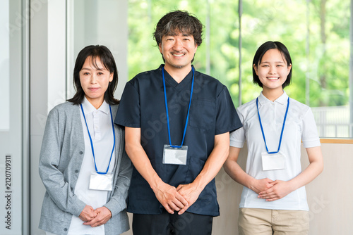 Male and female medical staff (physical therapists, medical office staff, doctors) in hospitals and medical facilities.